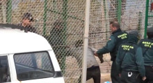 Instantània de l'acció de la Guardia Civil per expulsar immigrants