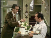 John Cleese amb Manuel a l'Hotel Fawlty