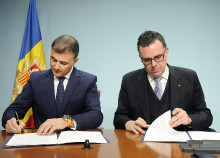 El director general de Medi Ambient i Sostenibilitat del Govern d’Andorra, Marc Rossell i el director de l’Agència de Residus de Catalunya (ARC), Josep Maria Tost, signant l'acord