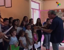 Nens grecs cantant l'Estaca