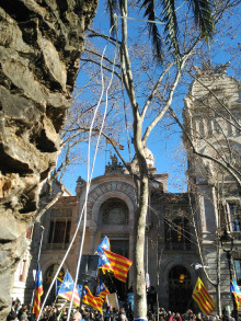 La bandera espanyola, 'a mig pal'