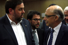 Oriol Junqueras i Cristóbal Montoro conversen abans que s'iniciï la reunió del Consell de Política Fiscal i Financera