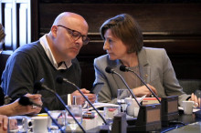 Imatge dels membres de la mesa Carme Forcadell i Lluís Corominas, durant la reunió de la mesa del Parlament