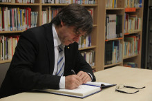 carles puigdemont, escrivint, llibre