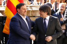 Junqueras i Puigdemont es feliciten després dels seus discursos durant l'acte