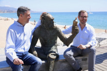 El vicesecretari sectorial del PP, Javier Maroto, i el líder del PPC, Xavier García Albiol, amb l'estàtua del mono de l'Anís del Mono