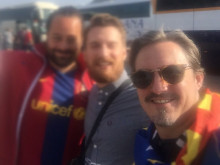 Daniel K., a la dreta, al costat dels dos companys que no van tenir problemes per accedir al Vicente Calderón