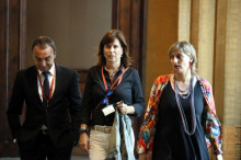 Victoria Álvarez als passadissos del Parlament el 27 de juny del 2017 amb la presidenta de la Comissió d'Investigació sobre l'Operació Catalunya, Alba Vergés