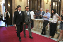 El president de la Generalitat, Carles Puigdemont, al costat del conseller de Territori i Sostenibilitat, Josep Rull, als passadissos del Parlament