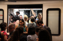 Els usuaris s'acumulen quan intenten entrar al metro per una de les portes, aquest dilluns a Entença
