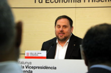 Imatge de lluny del vicepresident del Govern i conseller d'Economia i Hisenda, Oriol Junqueras, en una roda de premsa