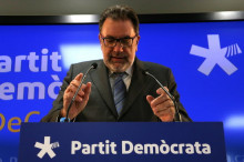 El portaveu del PDeCAT al Senat, Josep Lluís Cleries, agafant-se als micros de la sala de premsa del partit
