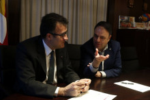 L'alcalde de Manresa, Valentí Junyent, conversa amb Lluís Salvador, secretari d'Hisenda, en el marc de la reunió pel desplegament de l'ATC