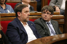 El president de la Generalitat, Carles Puigdemont, i el vicepresident, Oriol Junqueras, en una sessió plenària