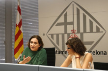 L'alcaldessa de Barcelona, Ada Colau, i la presidenta de TMB, Mercedes Vidal, en una roda de premsa, la setmana passada