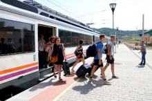 Pla general de passatgers baixant del tren a l'estació de Marçà-Falset de la R-15