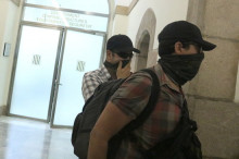 Dos agents de la Guàrdia Civil amb la cara tapada sortint de les dependències del Parlament on van  buscar informació sobre Germà Gordó i el cas 3% la setmana passada