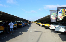 Imatge de taxis aparcats a l'àrea de descans de l'aeroport del Prat