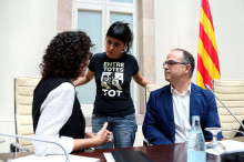 Els diputats de JxSí Marta Rovira i Jordi Turull parlant amb la diputada de la CUP Anna Gabriel