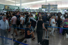 Gran pla general alçat del col·lapse de passatgers viscut a les cues del control de seguretat de l'Aeroport del Prat
