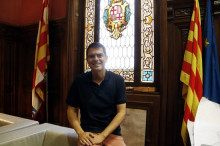L'alcalde d'Igualada, Marc Castells, al seu despatx davant d'un vitrall amb un escut de la ciutat