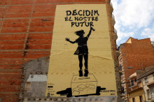 Pla general del mural dedicat al referèndum de l'1-O de la ciutat de Tàrrega