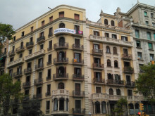 Pancarta de la campanya 'Crida per la Democràcia' d'Òmnium Cultural a la dreta de l'Eixample de Barcelona