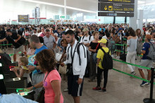Gran pla general alçat de les cues de passatgers per superar el control de seguretat a la T1 de l'aeroport del Prat