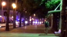 Frame d'un vídeo on es veuen les llums d'emergències de vehicles policials al passeig marítim de Cambrils