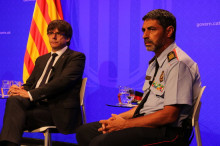 El president de la Generalitat, Carles Puigdemont, amb el major dels Mossos d'Esquadra, Josep Lluís Trapero