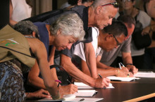 Un grup de ciutadans firmant el llibre de condolences al pati Gòtic de l'ajuntament de Barcelona