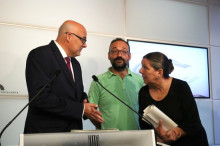 El president del grup parlamentari de JxSí, Lluís Corominas, parla amb els diputats de la CUP Benet Salellas i Gabriela Serra