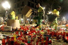 Operaris de l'Ajuntament de Barcelona, durant la retirada dels espais memorials de les Rambles