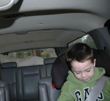 nen conduint volant cotxe 