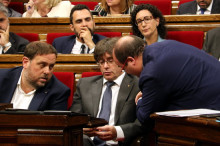 El president Puigdemont, el vicepresident Junqueras amb Miquel Iceta, del PSC, al ple del Parlament