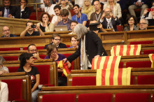 Àngels Martínez donant les estanqueres a la CUP