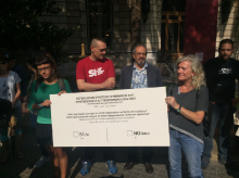 Les regidores de la CUP Barcelona Maria Rovira i María José Lecha amb la papereta gegant del referèndum davant la delegació del Govern