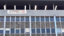 Pancarta que ha desplegat la CUP a la façana de l'Ajuntament