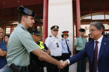 El delegat del govern espanyol a Catalunya, Enric Millo, saludat un agent de la Guàrdia Civil, a la seva arribada a l'Ajuntament d'Alcanar