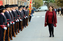 L'alcaldessa de Barcelona, Ada Colau, passa per davant de la guàrdia d'honors dels Mossos d'Esquadra