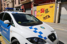Un vehicle de la Policia Local de Mataró davant d'una altra pintada que ha fet la CUP a favor del referèndum
