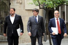 Oriol Junqueras, Carles Puigdemont i Jordi Turull travessant el pati dels Tarongers i entrant a la reunió del Consell Executiu