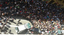 Manifestants a la Via Laietana eviten que marxi un cotxe de la Guardia Civil