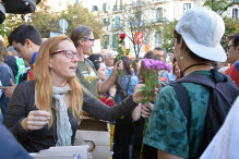 Una manifestant ofereix clavells a la resta de concentrats a Barcelona