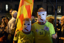 Dos dels assistents a la concentració en defensa a la llibertat de premsa