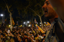 Un manifestant canta 'Els Segadors' en la mobilització davant el TSJC