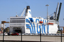 Pla general del creuer GNV Azzurro, atracat al Port de Tarragona per ordre de l'Estat