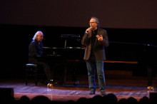 Joan Manuel Serrat ha participat a l'acte d'homenatge a Carme Balcells al Palau de la Música