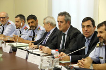 Pla mitjà del conseller d'Interior, el secretari general, el director general de la Policia i els màxims comandaments dels Mossos en la reunió del Comitè de Coordinació Antiterrorista
