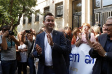 Primer pla de l'alcalde de Deltebre, Lluís Soler, aplaudint a la sortida de fiscalia